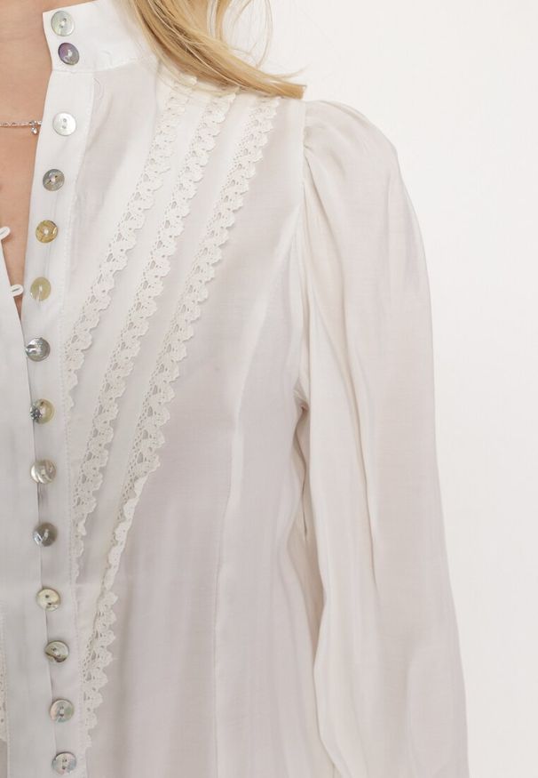 Born2be - Biała Koszula w Stylu Retro ze Stójką i Koronkowymi Lamówkami Holora. Okazja: na co dzień. Typ kołnierza: kołnierzyk stójkowy. Kolor: biały. Materiał: koronka. Długość: długie. Wzór: aplikacja, koronka, gładki. Styl: retro