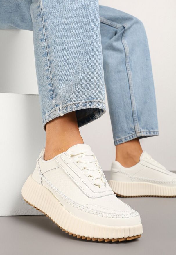 Born2be - Białe Sneakersy Skórzane na Tłoczonej Podeszwie Zdobione Przeszyciami Hirivna. Okazja: na spotkanie biznesowe, do pracy. Kolor: biały. Materiał: skóra. Szerokość cholewki: normalna. Wzór: aplikacja