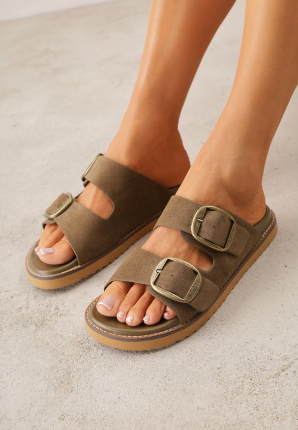 Born2be - Zielone Klapki VICES z Dwoma Paskami i Metalicznymi Klamrami Kaliniassi. Nosek buta: otwarty. Kolor: beżowy. Materiał: skóra, zamsz. Wzór: aplikacja. Sezon: lato. Obcas: na obcasie. Wysokość obcasa: niski