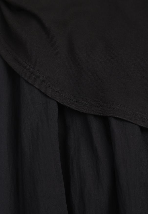 Born2be - Czarna Bawełniana Sukienka Koktajlowa na Ramiączkach z Asymetryczną Górą Thelis. Okazja: na wesele, na ślub cywilny. Kolor: czarny. Materiał: bawełna. Długość rękawa: na ramiączkach. Typ sukienki: asymetryczne. Styl: wizytowy