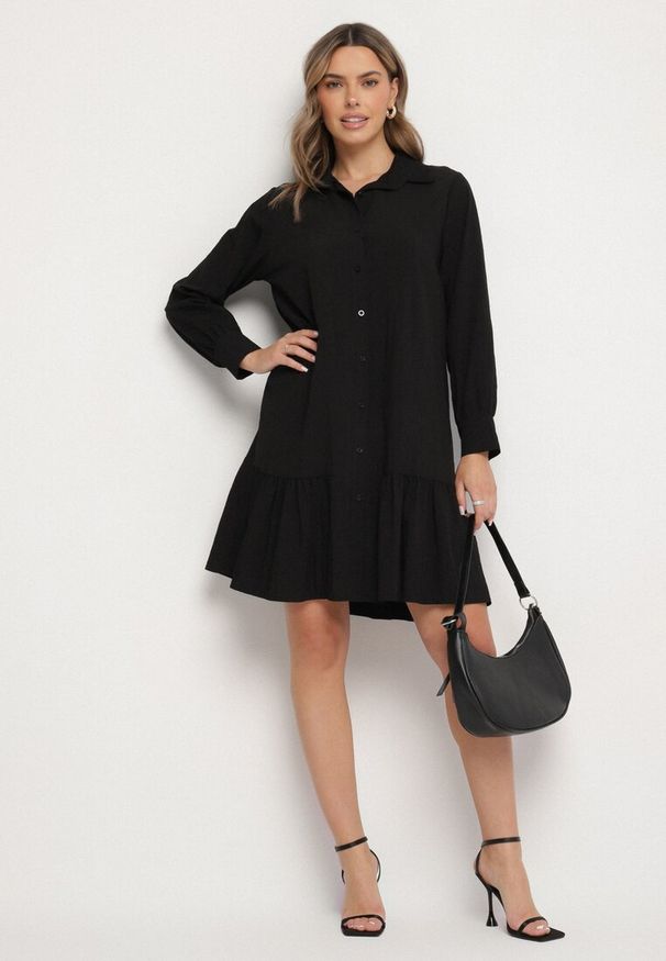 Born2be - Czarna Sukienka z Wiskozą o Koszulowym Kroju z Falbanką Penzedi. Okazja: na co dzień. Typ kołnierza: kołnierzyk klasyczny. Kolor: czarny. Materiał: wiskoza. Długość rękawa: długi rękaw. Typ sukienki: koszulowe. Styl: casual, klasyczny, elegancki