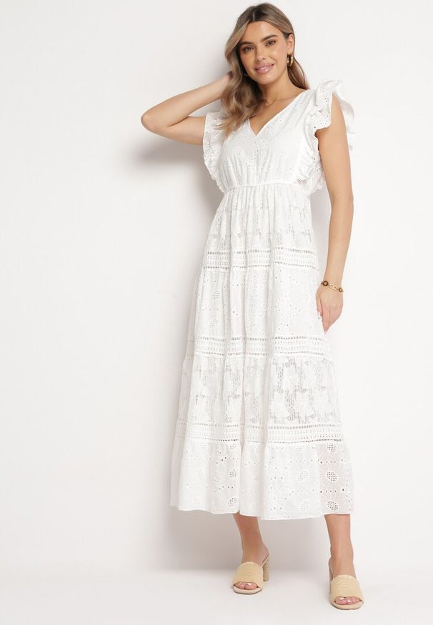Born2be - Biała Koronkowa Sukienka Maxi o Rozkloszowanym Fasonie z Falbankami Wilea. Typ kołnierza: kołnierz z falbankami. Kolor: biały. Materiał: koronka. Wzór: haft. Długość: maxi