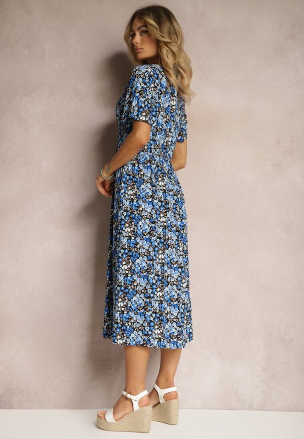 Renee - Niebiesko-Granatowa Wiskozowa Sukienka z Guzikami w Kwiecisty Wzór z Trójkątnym Dekoltem Neliafa. Okazja: na co dzień. Kolor: niebieski. Materiał: wiskoza. Długość rękawa: krótki rękaw. Wzór: aplikacja. Sezon: lato. Styl: casual, boho, klasyczny