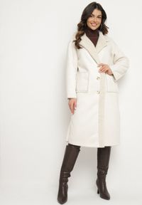 Born2be - Jasnobeżowy Futrzany Płaszcz z Imitacji Zamszu o Jednorzędowym Kroju z Kieszeniami Aletara. Okazja: na co dzień. Kolor: beżowy. Materiał: zamsz, futro. Długość rękawa: długi rękaw. Długość: długie. Sezon: zima. Styl: casual, elegancki #1