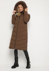 Born2be - Brązowa Długa Kurtka z Pikowanymi Przeszyciami i Kapturem z Futerkiem Galella. Okazja: na co dzień. Kolor: brązowy. Materiał: futro. Długość: długie. Styl: klasyczny, casual, elegancki #1