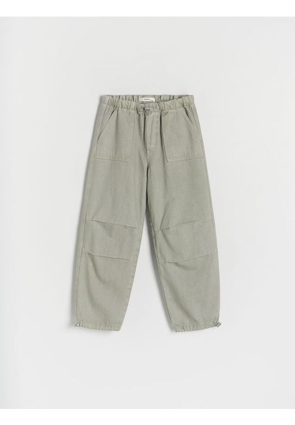 Reserved - Spodnie jeansowe parachute - zielony. Kolor: zielony