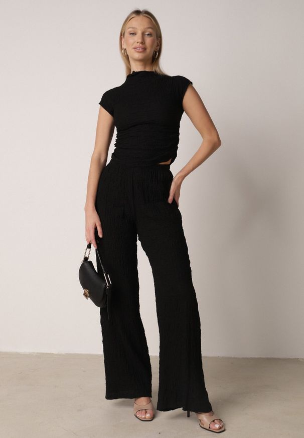 Born2be - Czarny Gładki Komplet Szerokie Spodnie i Marszczona Bluzka ze Stójką Merithie. Kolor: czarny. Materiał: materiał. Wzór: gładki