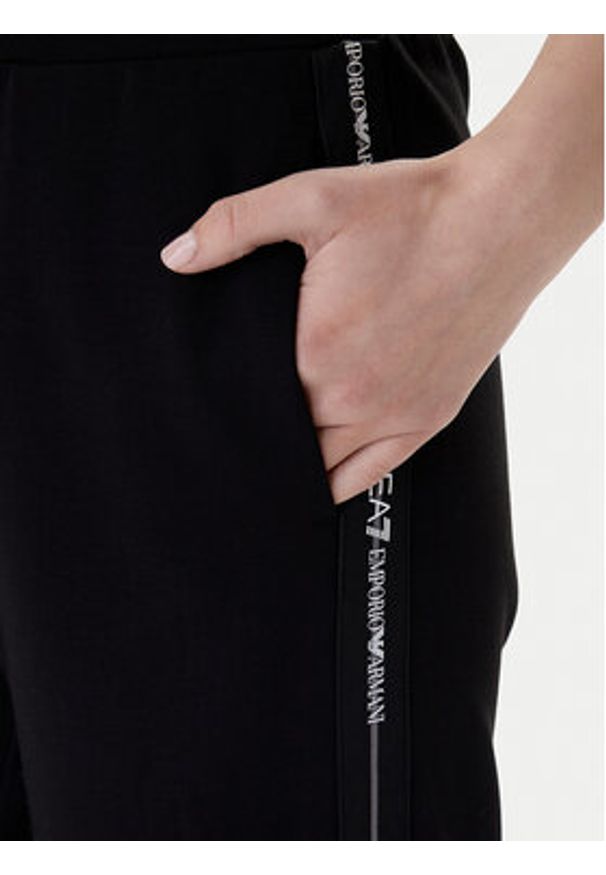 EA7 Emporio Armani Spodnie dresowe 7W000961 AF12501 UC001 Czarny Flared Fit. Kolor: czarny. Materiał: syntetyk