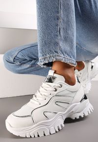 Renee - Białe Sportowe Sneakersy na Grubej Podeszwie z Ozdobnymi Aplikacjami Sossi. Nosek buta: okrągły. Kolor: biały. Wzór: aplikacja #1