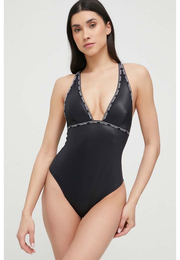 Calvin Klein jednoczęściowy strój kąpielowy kolor czarny lekko usztywniona miseczka. Kolor: czarny. Materiał: skóra, dzianina, materiał