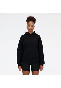 Bluza damska New Balance WT41537BK – czarna. Okazja: na co dzień. Kolor: czarny. Materiał: bawełna, prążkowany, dresówka. Wzór: ze splotem. Styl: klasyczny, casual