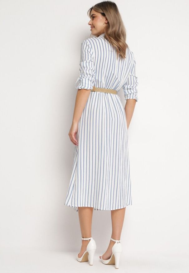 Born2be - Biało-Niebieska Jasna Sukienka Midi w Koszulowym Stylu z Lnem i Paskiem z Klamrą Egogia. Okazja: na co dzień. Kolor: biały. Materiał: len. Długość rękawa: długi rękaw. Wzór: aplikacja. Typ sukienki: koszulowe. Styl: klasyczny, casual, elegancki. Długość: midi