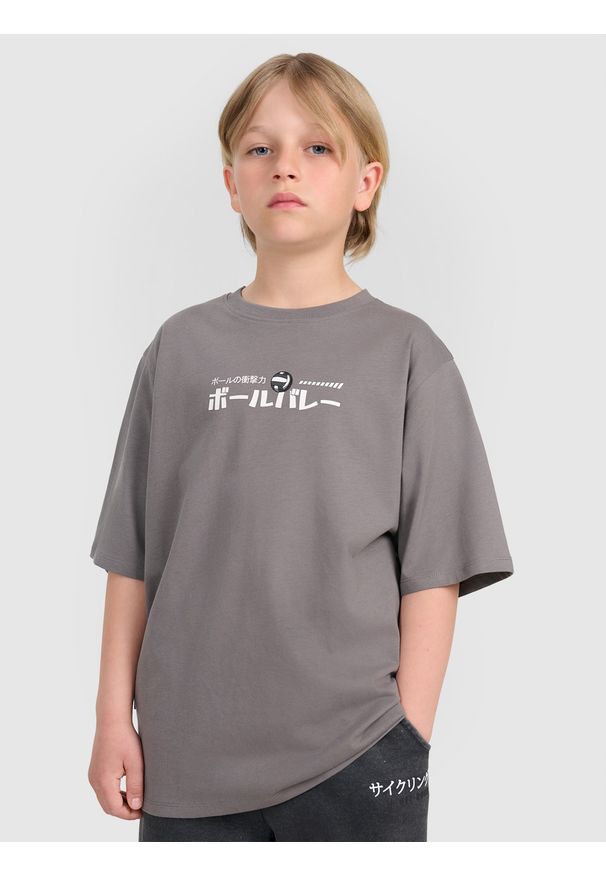 4f - 4F T-shirt oversize z nadrukiem chłopięcy - szary 134 (8-9 lat). Okazja: na co dzień. Kolor: szary. Materiał: jersey, dzianina, materiał, bawełna. Wzór: nadruk. Sezon: lato. Styl: casual, klasyczny, sportowy