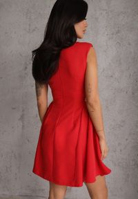 Renee - Czerwona Rozkloszowana Sukienka Bez Rękawów z Odpinanymi Aplikacjami w Pasie Maridina. Okazja: na imprezę. Kolor: czerwony. Długość rękawa: bez rękawów. Wzór: aplikacja. Styl: elegancki #6