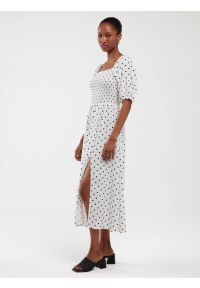 Big-Star - Sukienka damska midi z wiskozy w kropki biała Sotini 100. Kolor: biały. Materiał: wiskoza. Długość rękawa: krótki rękaw. Wzór: kropki. Sezon: lato. Typ sukienki: proste. Styl: wakacyjny, wizytowy, elegancki. Długość: midi #5