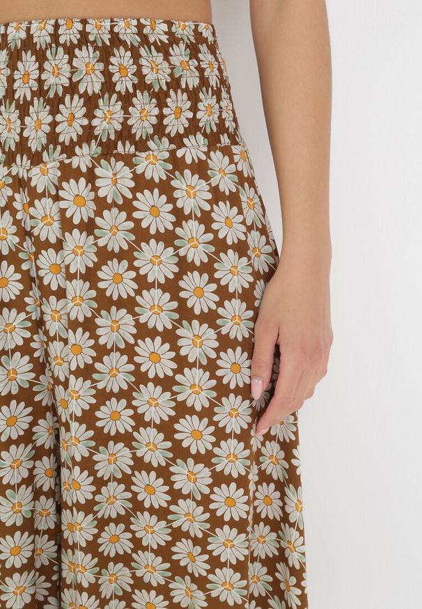 Born2be - Jasnobrązowe Szerokie Spodnie High Waist o Długości 7/8 Vatum. Stan: podwyższony. Kolor: brązowy. Materiał: wiskoza, tkanina. Wzór: aplikacja, kwiaty, nadruk