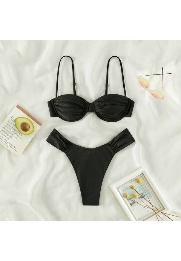 Intica - Strój kąpielowy bikini z regulowanym stanikiem i trójkątnymi figami Aleah. Kolor: czarny. Materiał: materiał