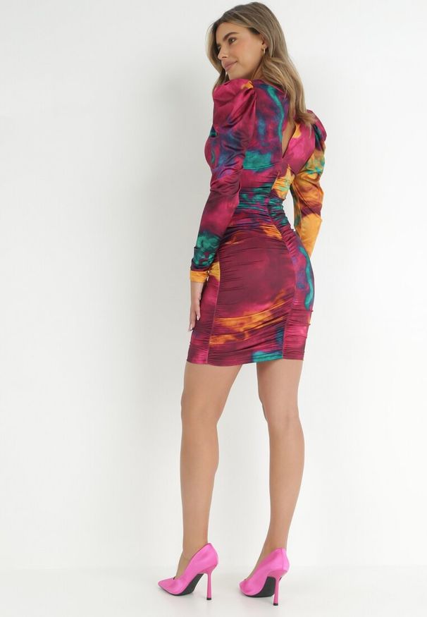 Born2be - Fuksjowa Sukienka Tie-Dye z Bufiastym Rękawem Haki. Okazja: na co dzień. Kolor: różowy. Styl: elegancki, klasyczny, casual