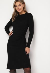 Born2be - Czarna Dopasowana Sukienka z Wiskozą z Prążkowanego Materiału Ściągana Troczkiem Eleavia. Okazja: na co dzień. Kolor: czarny. Materiał: prążkowany, wiskoza, materiał. Wzór: aplikacja. Styl: casual #1