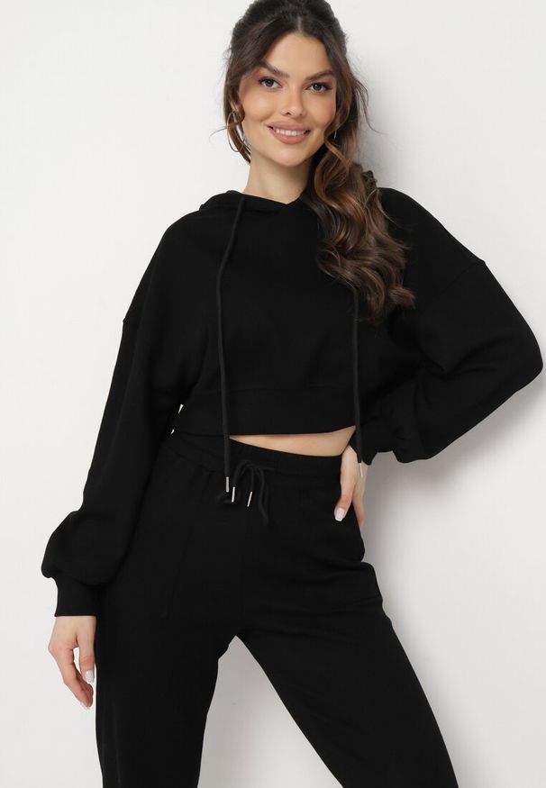 Born2be - Czarny Komplet Dresowy Bluza z Kapturem i Spodnie Joggery Famiana. Kolor: czarny. Materiał: dresówka
