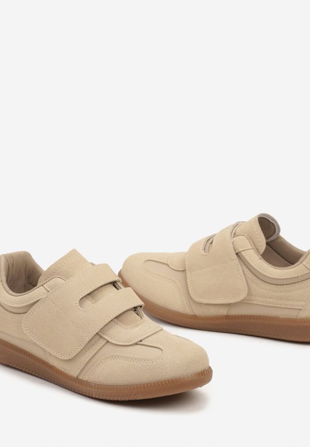Renee - Ciemnobeżowe Sneakersy bez Zdobień z Zapięciem na Rzep Violira. Okazja: na co dzień. Zapięcie: rzepy. Kolor: beżowy. Materiał: jeans, skóra. Wzór: aplikacja