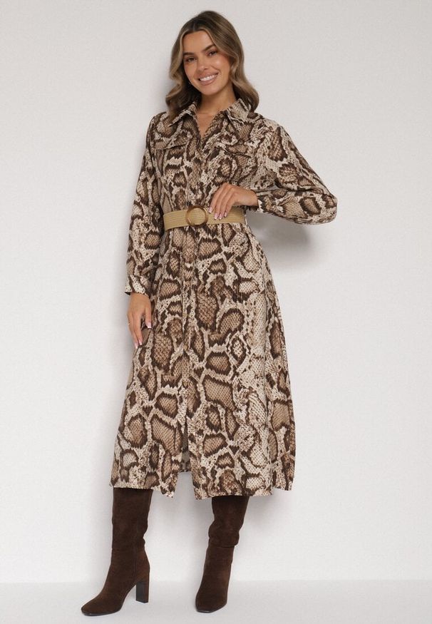 Born2be - Brązowa Sukienka Koszulowa z Wiskozą Zdobiona Paskiem i Wzorem w Węża Delane. Okazja: na co dzień. Kolor: brązowy. Materiał: wiskoza. Wzór: aplikacja. Typ sukienki: koszulowe. Styl: casual, elegancki