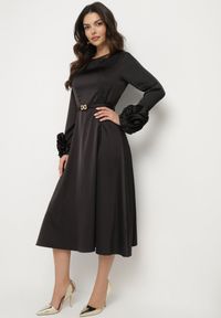 Born2be - Czarna Sukienka Wieczorowa Ozdobiona Paskiem i Kwiatami 3D Temarita. Kolor: czarny. Wzór: aplikacja, kwiaty. Styl: wizytowy #1