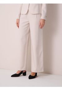 Sinsay - Spodnie wide leg z paskiem - kremowy. Kolor: kremowy #1