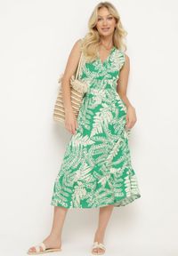 Born2be - Zielona Wiskozowa Sukienka o Rozkloszowanym Kroju z Gumką w Pasie i Dekoltem w Serek Denesta. Okazja: na co dzień. Typ kołnierza: dekolt w serek. Kolor: zielony. Materiał: wiskoza. Styl: casual, elegancki, boho #1