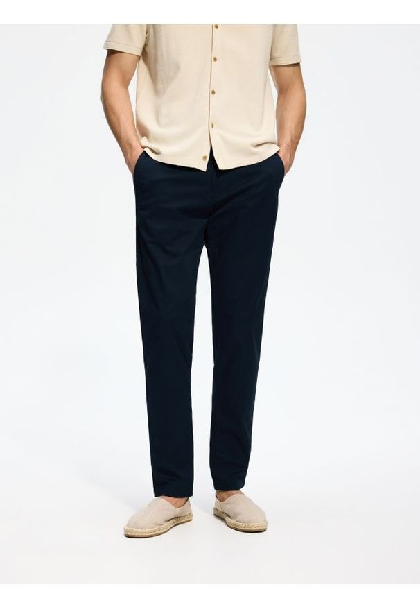 Reserved - Spodnie chino slim fit - granatowy. Kolor: niebieski. Materiał: bawełna, tkanina