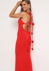 Born2be - Czerwona Sukienka Bodycon Wiązana na Plecach na Sznurki z Kwiatkami Crivia. Kolor: czerwony. Materiał: jeans. Wzór: kwiaty. Typ sukienki: bodycon. Styl: klasyczny #1