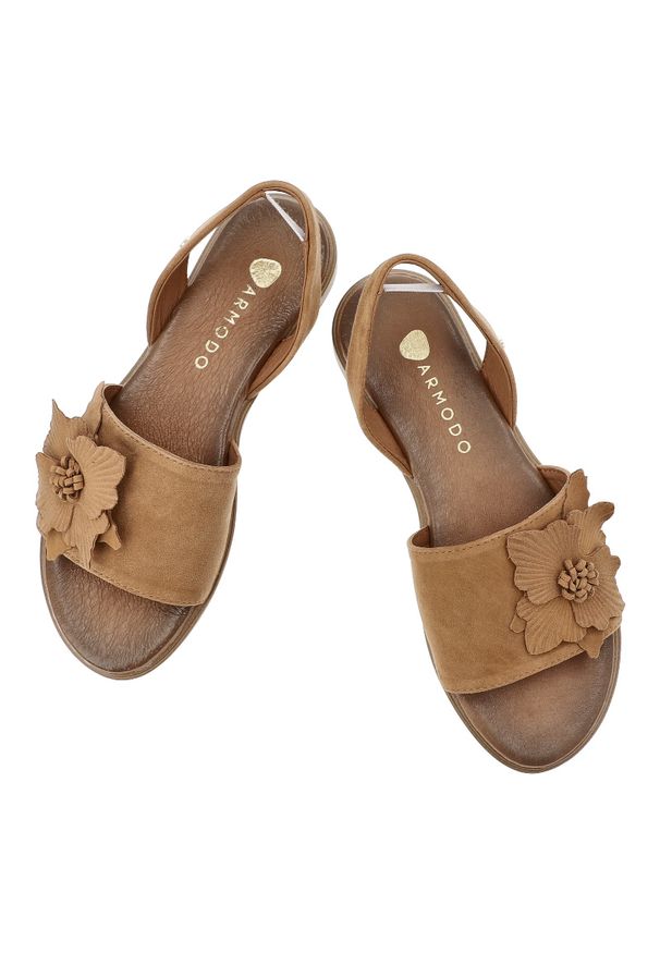 Sandały damskie Armodo, cholewka ze skóry naturalnej o gładkiej strukturze z ozdobnym kwiatem na przodzie, odkryta konstrukcja z regulowanym zapięcie. Okazja: na co dzień. Zapięcie: pasek. Kolor: brązowy. Wzór: gładki, kwiaty. Materiał: skóra. Sezon: lato. Obcas: na obcasie. Styl: casual, elegancki, klasyczny. Wysokość obcasa: niski