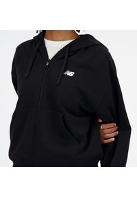Bluza damska New Balance WJ41501BK – czarna. Okazja: na co dzień. Typ kołnierza: kaptur. Kolor: czarny. Materiał: dresówka, poliester, materiał, bawełna, prążkowany. Wzór: ze splotem. Styl: casual, klasyczny #4