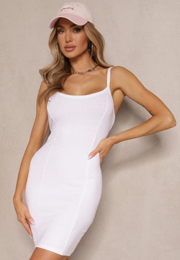 Renee - Biała Prążkowana Sukienka z Bawełny Typu Bodycon Tenalea. Okazja: na co dzień. Kolor: biały. Materiał: bawełna, prążkowany. Długość rękawa: na ramiączkach. Typ sukienki: bodycon. Styl: casual