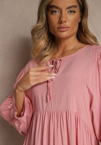 Renee - Różowa Wiskozowa Sukienka o Rozkloszowanym Kroju Wiązana przy Dekolcie Tilvessa. Okazja: na co dzień. Kolor: różowy. Materiał: wiskoza. Typ sukienki: proste, rozkloszowane. Styl: casual #4