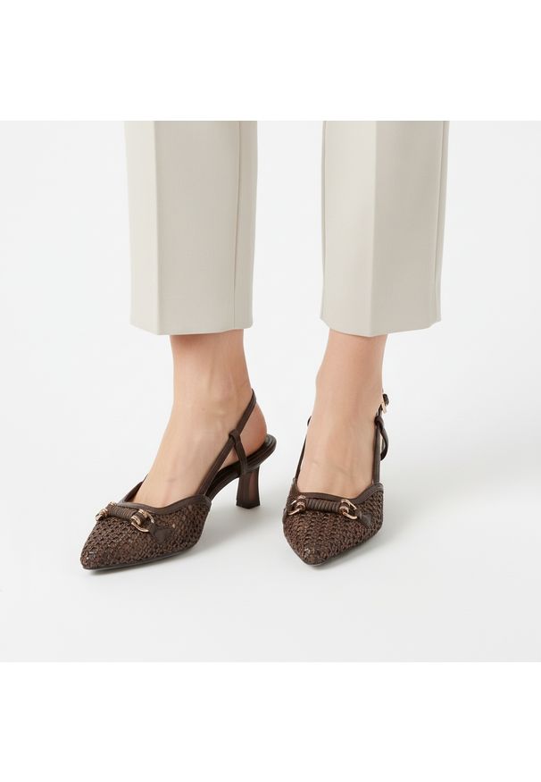 Czółenka damskie Tamaris, szpiczasty nosek odkryta pięta regulowany pasek stabilny obcas pleciona faktura ozdobny detal elegancki charakter, brązowe,. Nosek buta: szpiczasty. Zapięcie: pasek. Kolor: brązowy. Obcas: na obcasie. Styl: elegancki. Wysokość obcasa: średni