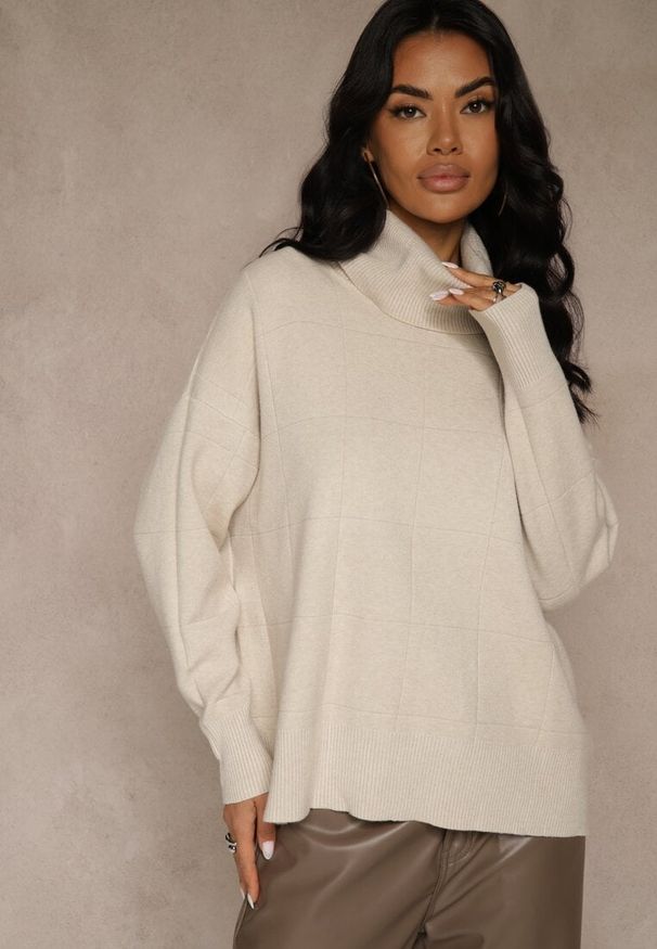 Renee - Beżowy Casualowy Golf Tusara. Okazja: na co dzień. Typ kołnierza: golf. Kolor: beżowy. Materiał: jeans. Styl: casual