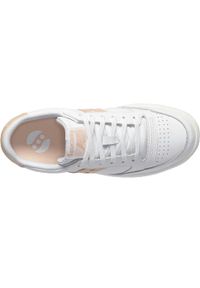Buty do chodzenia damskie Saucony Jazz Court. Kolor: biały. Materiał: skóra. Szerokość cholewki: normalna. Sport: turystyka piesza