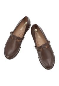 Brązowe Półbuty Armodo Stylowe Obuwie Damskie. Okazja: na co dzień, do pracy. Nosek buta: okrągły. Zapięcie: klamry. Kolor: brązowy. Materiał: skóra. Obcas: na obcasie. Styl: elegancki. Wysokość obcasa: niski #6