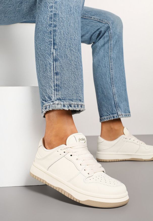 Born2be - Beżowe Sneakersy Ozdobione Perforacją Aklore. Okazja: na co dzień. Kolor: beżowy. Materiał: jeans. Wzór: aplikacja. Sezon: lato, wiosna