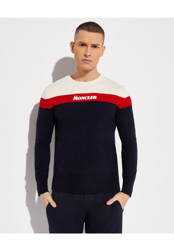 MONCLER - Wełniany sweter z logo. Okazja: na co dzień. Kolor: czerwony. Materiał: wełna. Styl: klasyczny, casual, sportowy, elegancki