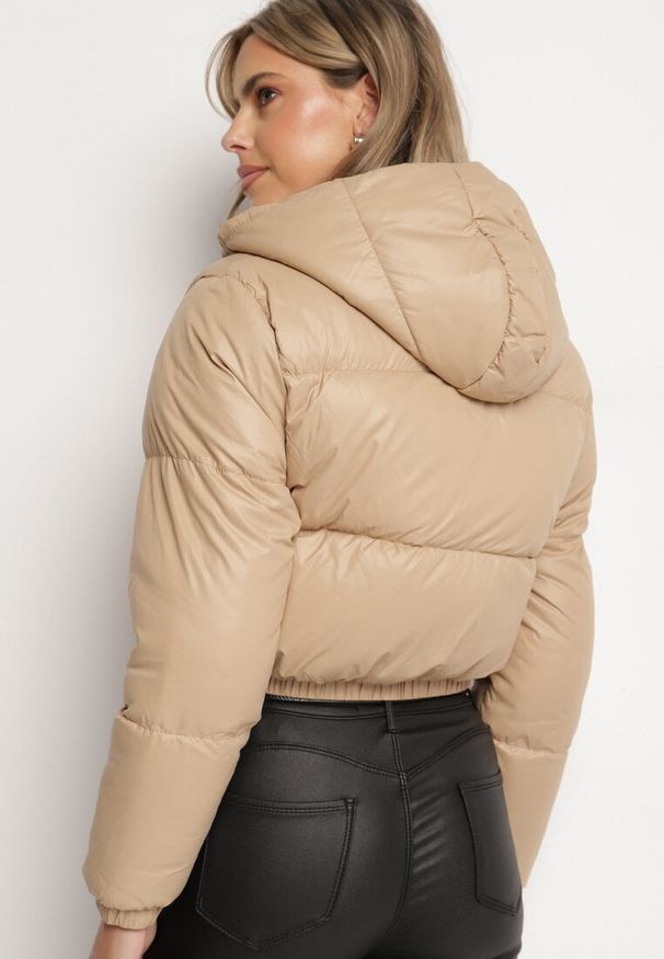 Born2be - Ciemnobeżowa Kurtka Pikowana o Krótkim Fasonie z Kapturem Tinthella. Okazja: na co dzień, na spacer. Typ kołnierza: kaptur. Kolor: beżowy. Materiał: jeans. Długość: krótkie. Wzór: aplikacja. Styl: casual, elegancki