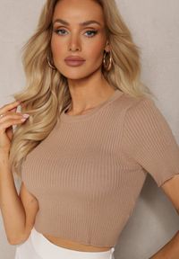 Renee - Ciemnobeżowy T-shirt z Prążkowanej Dzianiny o Krótkim Kroju Poutia. Okazja: na co dzień. Kolor: beżowy. Materiał: dzianina, prążkowany. Długość: krótkie. Styl: casual #5