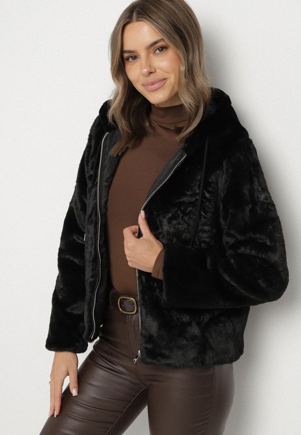 Born2be - Czarna Casualowa Kurtka Futerko z Kapturem Nindrie. Okazja: na co dzień. Typ kołnierza: kaptur. Kolor: czarny. Materiał: futro. Styl: casual
