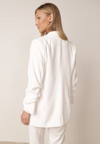 Born2be - Biała Pudełkowa Marynarka bez Zapięcia z Marszczeniami na Rękawach Annaloa. Okazja: do pracy, na co dzień. Kolor: biały. Materiał: materiał, jeans. Styl: elegancki, casual, wizytowy #7