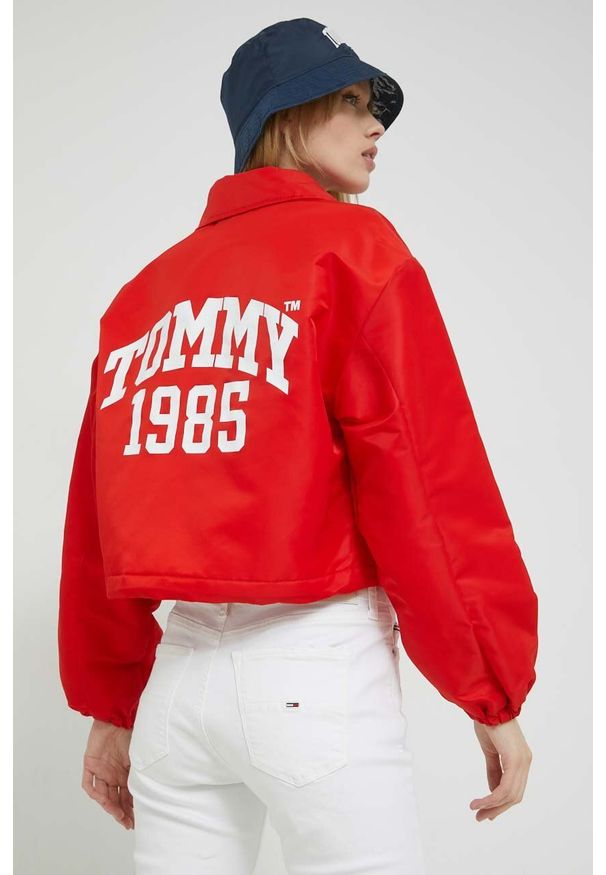 Tommy Jeans kurtka damska kolor czerwony przejściowa. Okazja: na co dzień. Kolor: czerwony. Materiał: poliester, poliamid. Styl: casual