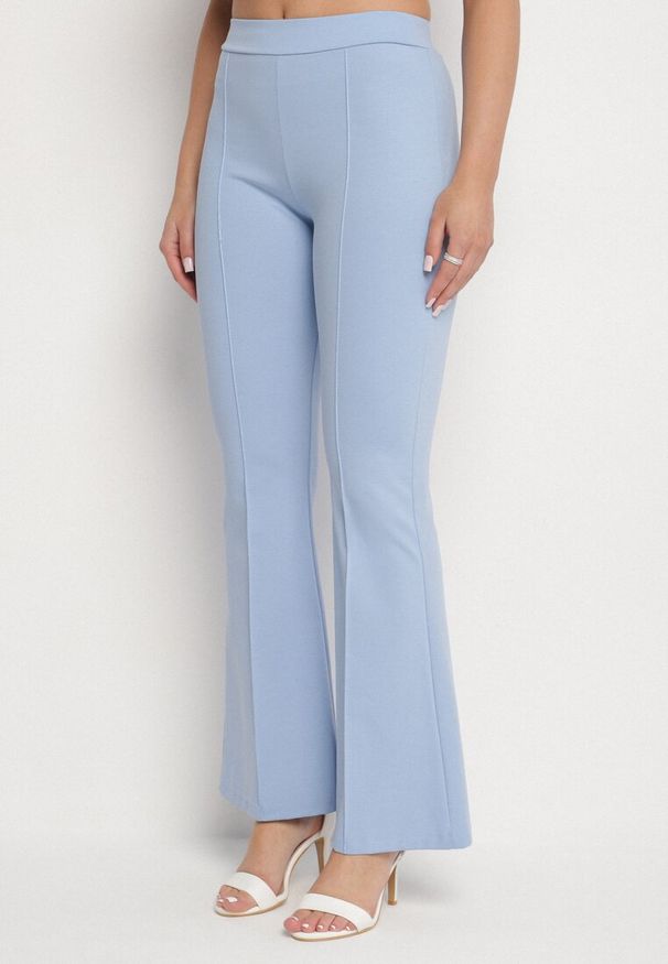 Born2be - Niebieski Komplet Top z Baskinką Zdobiony Guzikami i Spodnie Dzwony Sovkio. Kolor: niebieski. Wzór: aplikacja