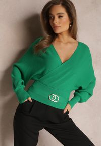 Renee - Zielony Kopertowy Sweter z Wycięciem na Plecach i Klamerką Vophe. Typ kołnierza: kokarda. Kolor: zielony. Materiał: dzianina, prążkowany #1