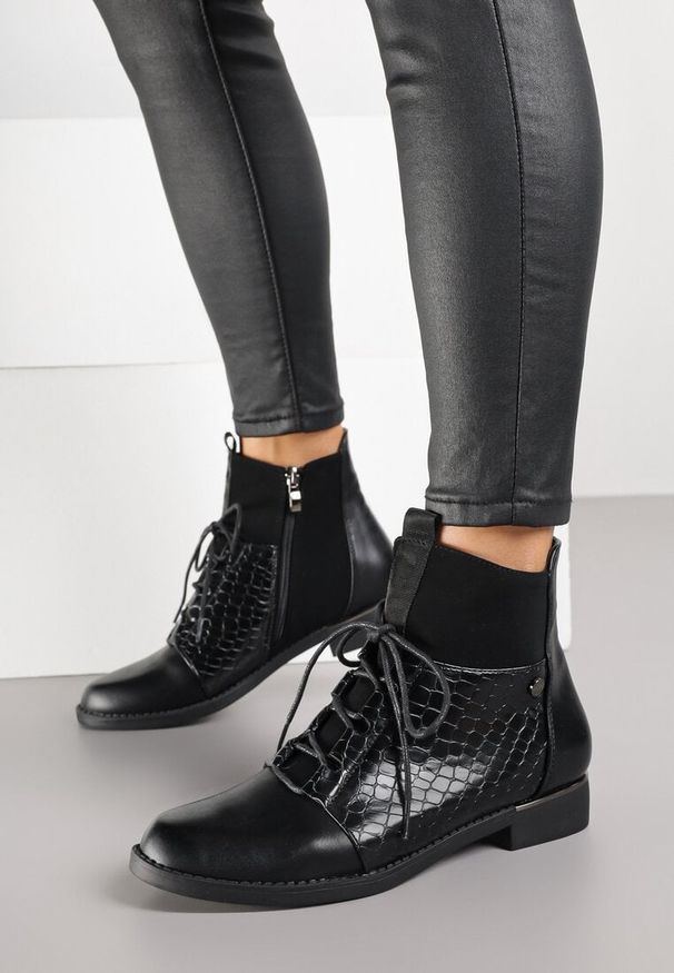 Renee - Czarne Botki Vices w Stylu Trzewików z Motywem Skóry Krokodyla Alirriva. Okazja: na co dzień. Kolor: czarny. Materiał: skóra. Sezon: jesień. Styl: casual