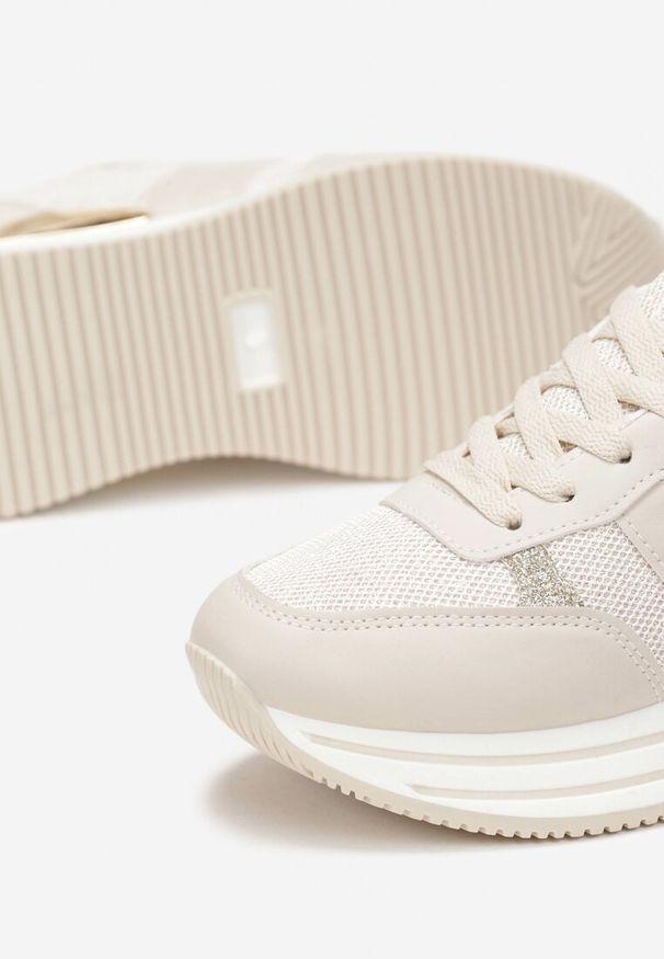 Born2be - Beżowe Brokatowe Sneakersy na Piankowej Podeszwie Takamas. Okazja: na co dzień, na spacer. Nosek buta: okrągły. Zapięcie: sznurówki. Kolor: beżowy. Materiał: jeans, materiał. Obcas: na obcasie. Wysokość obcasa: niski. Sport: turystyka piesza